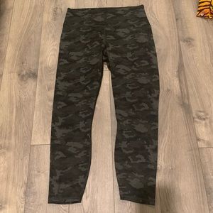 ❤️3 for $25❤️ Fabletics  7/8 leggings